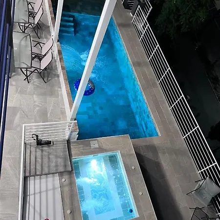 Dream With Heated Swimming Pool, Jacuzzi, Waterfall, Heating Is Extra Willa
